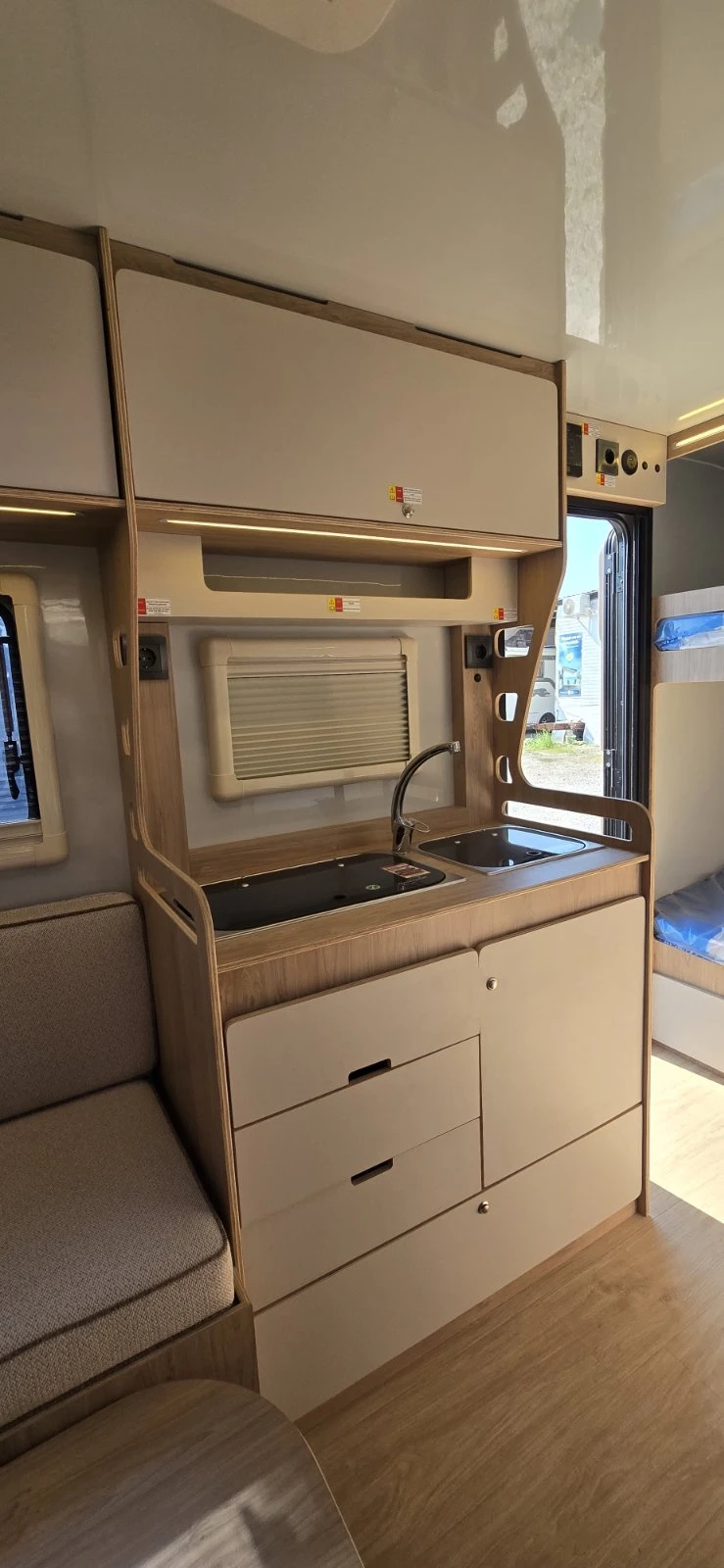 Каравана Други Luxer LX410, снимка 7 - Каравани и кемпери - 55558756