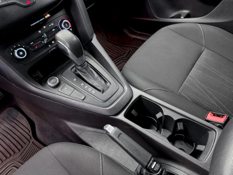 Ford Focus SEDAN SE * * CARFAX * * АВТО КРЕДИТ * * , снимка 7 - Автомобили и джипове - 52869378