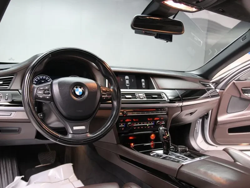 BMW 740 D xDrive Individual, снимка 13 - Автомобили и джипове - 53334358