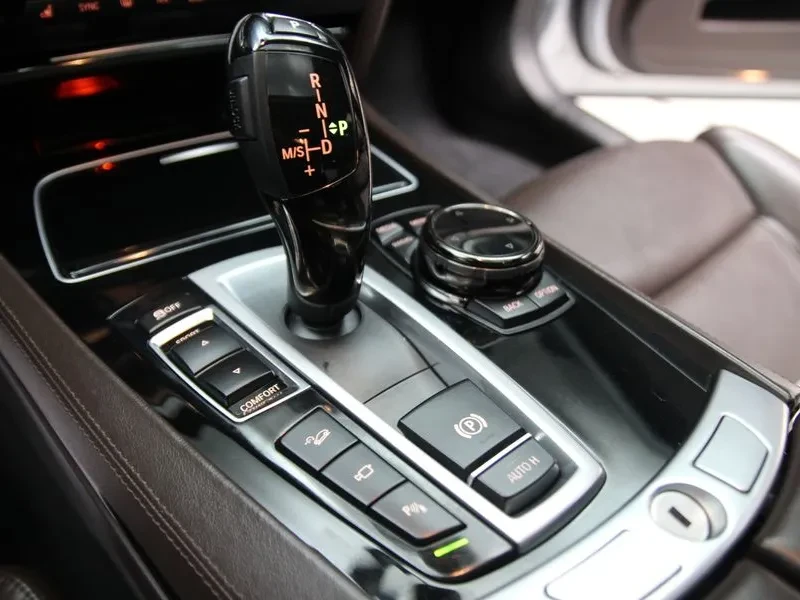 BMW 740 D xDrive Individual, снимка 9 - Автомобили и джипове - 53334358