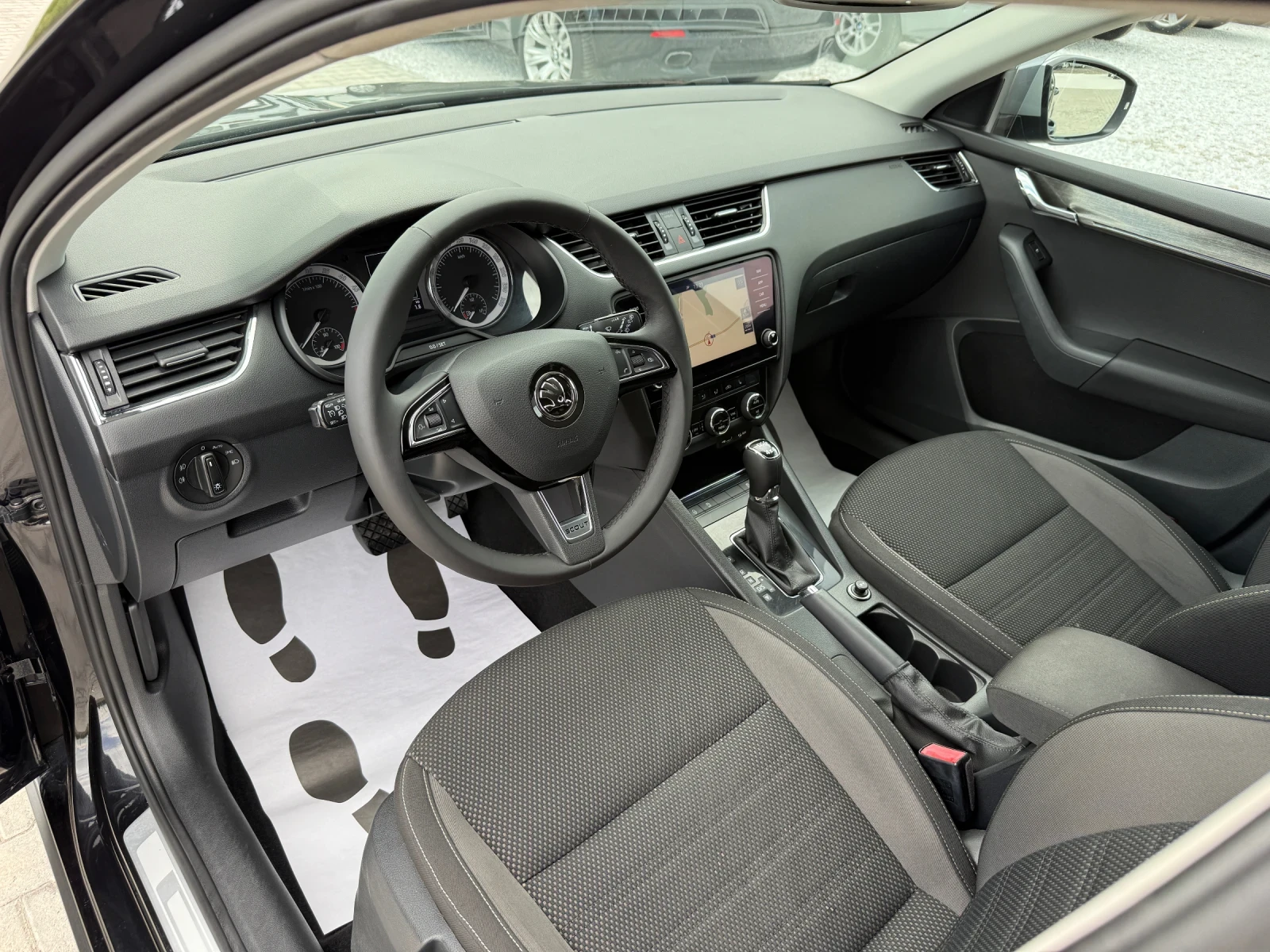 Skoda Octavia 2.0 TDI SCOUT 4x4 FULL LED  ШВЕЙЦАРИЯ, снимка 10 - Автомобили и джипове - 54788251