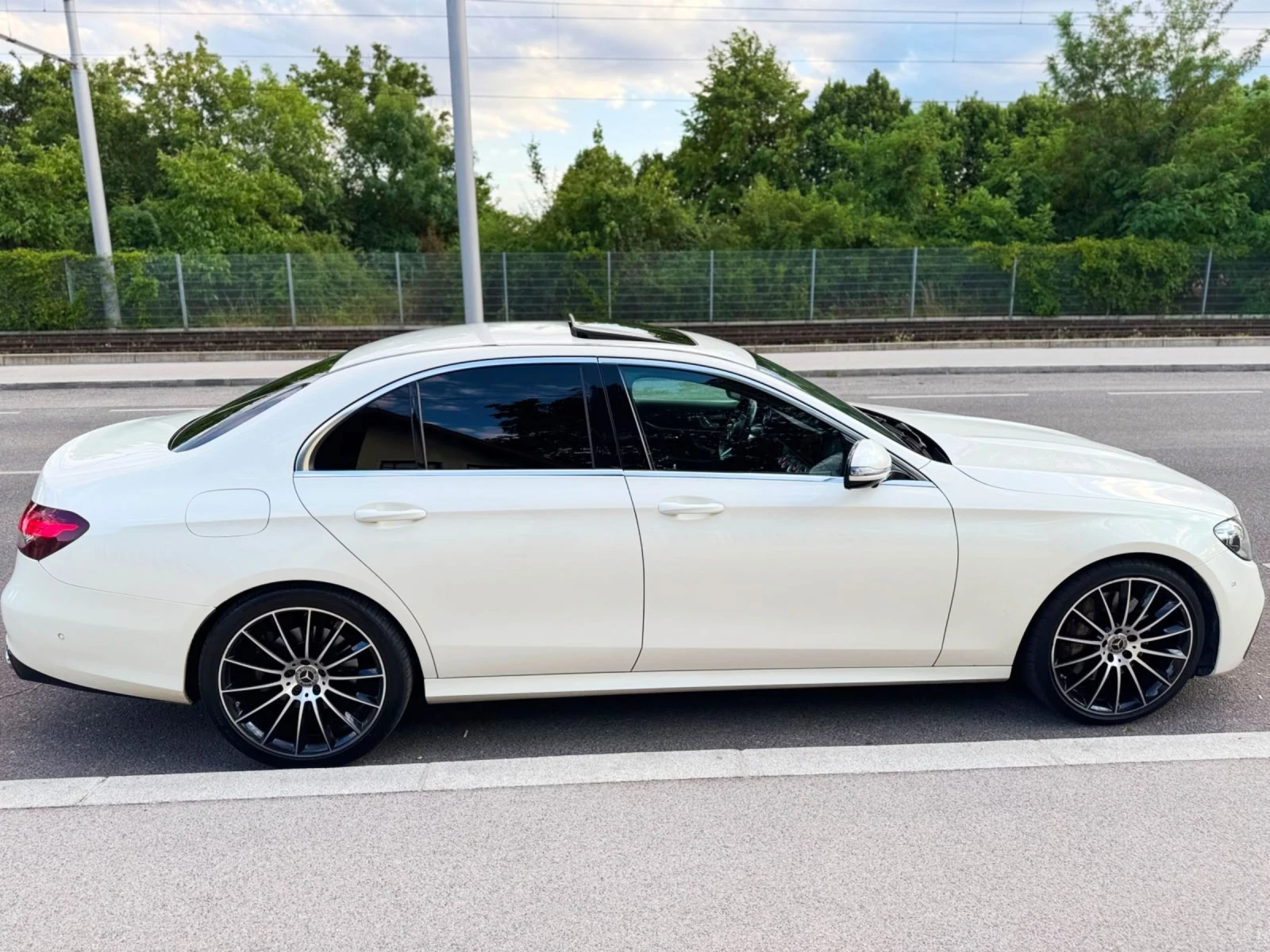 Mercedes-Benz E 400 Очакван внос E400d * Facelift* AMG * 360* 3D BURM*, снимка 3 - Автомобили и джипове - 55316766
