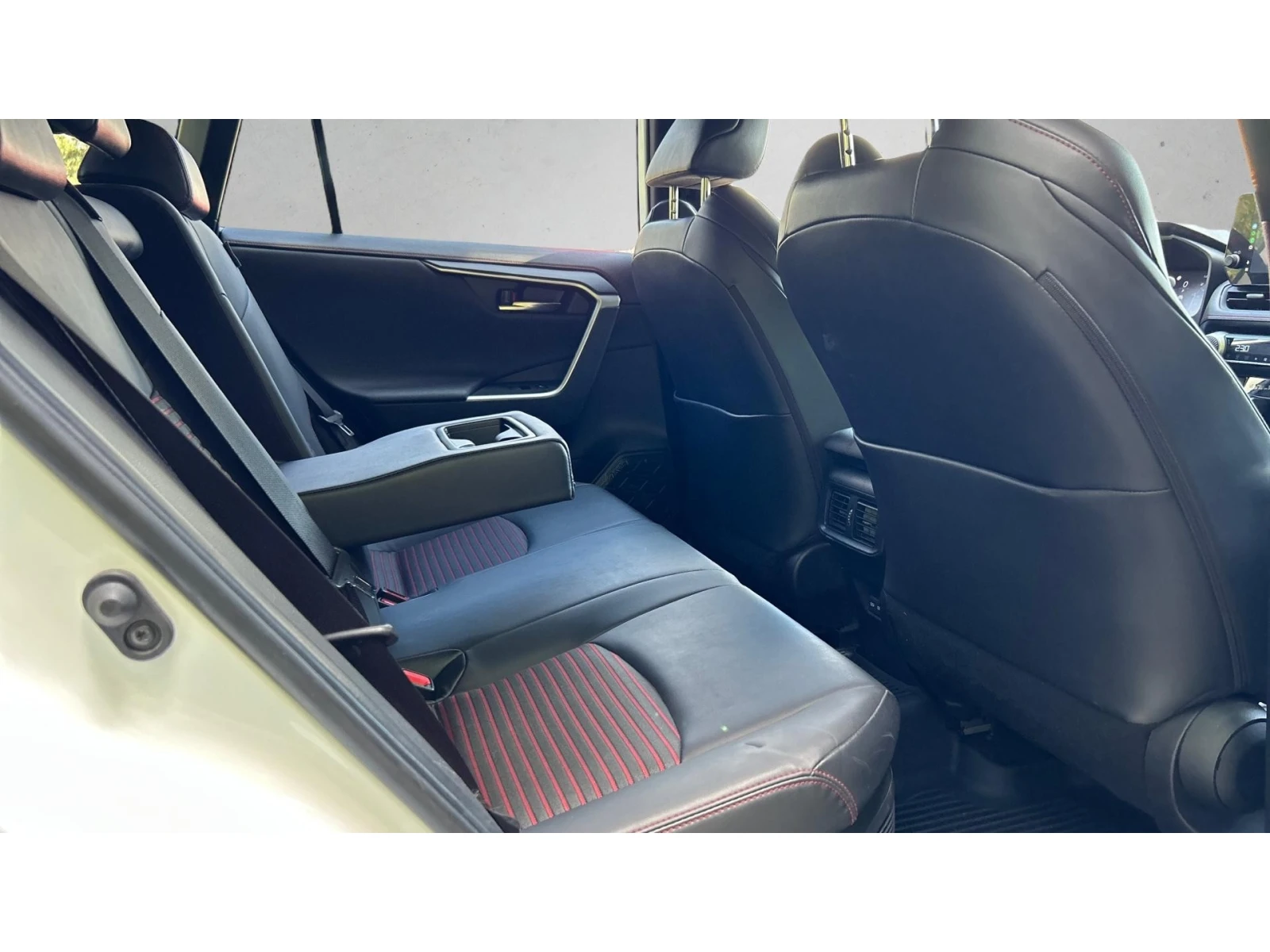 Toyota Rav4 2.5 Plug-in Hybrid STYLE, Месечна вноска от 399  , снимка 10 - Автомобили и джипове - 55643196