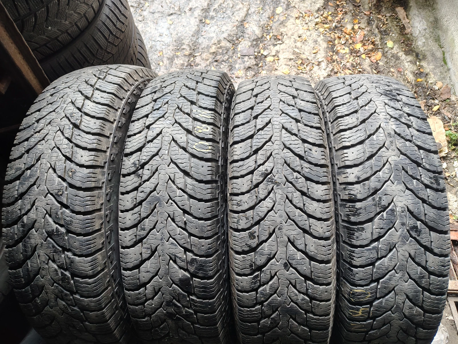 Гуми Зимни 235/85R16
