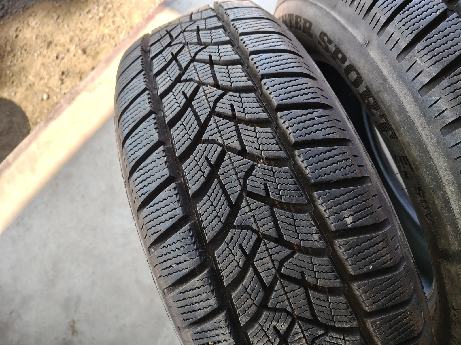 Гуми Зимни 225/65R17, снимка 2 - Гуми и джанти - 55844204