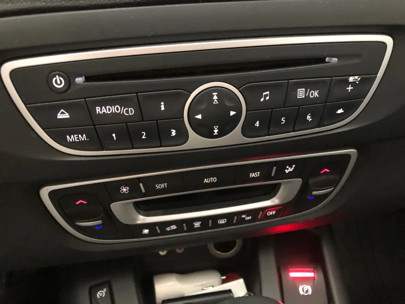 Renault Scenic 1.5 DCI, снимка 14 - Автомобили и джипове - 51751909