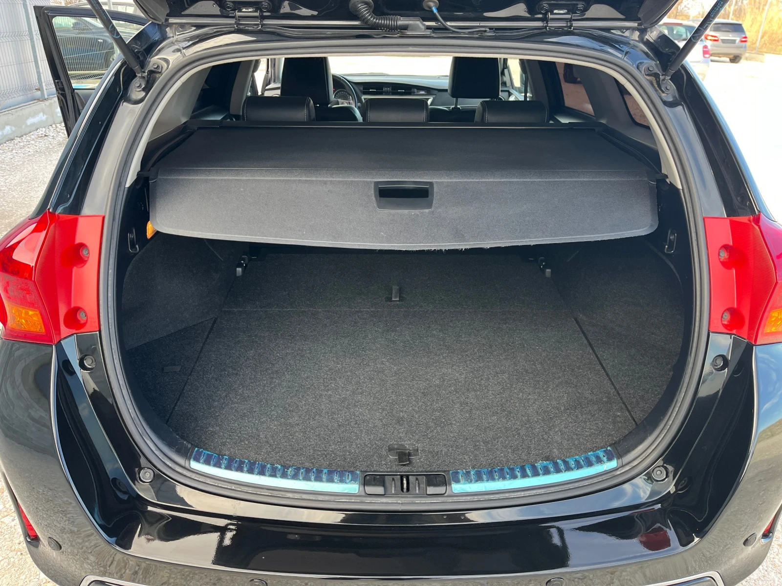 Toyota Auris HYBRID, снимка 16 - Автомобили и джипове - 53771484