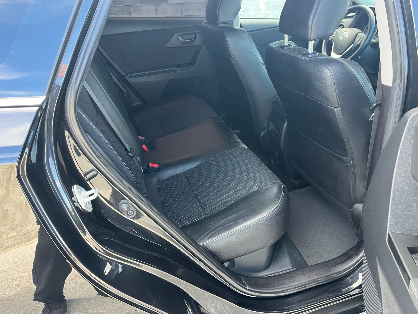 Toyota Auris HYBRID, снимка 9 - Автомобили и джипове - 53771484