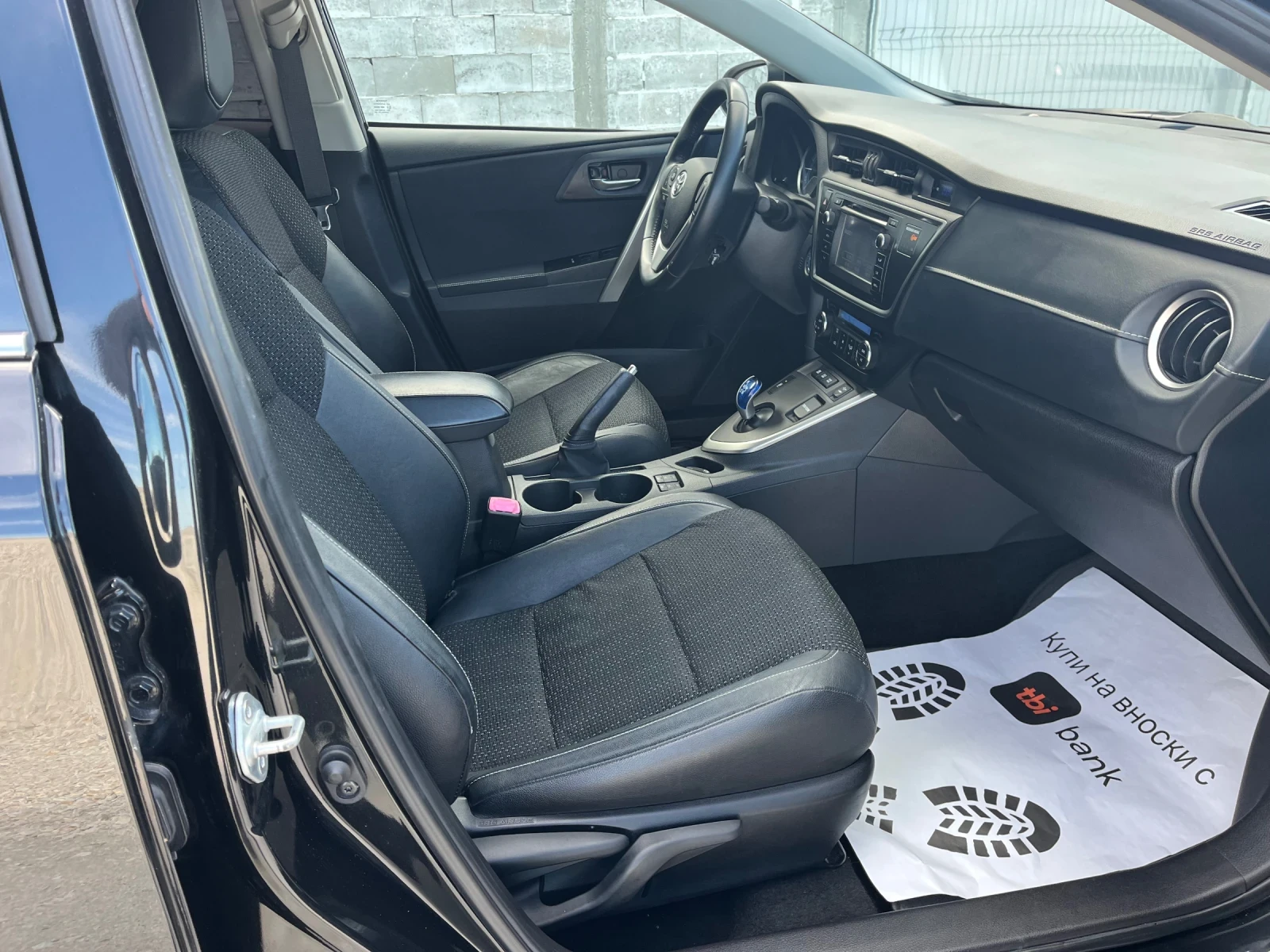 Toyota Auris HYBRID, снимка 8 - Автомобили и джипове - 53771484