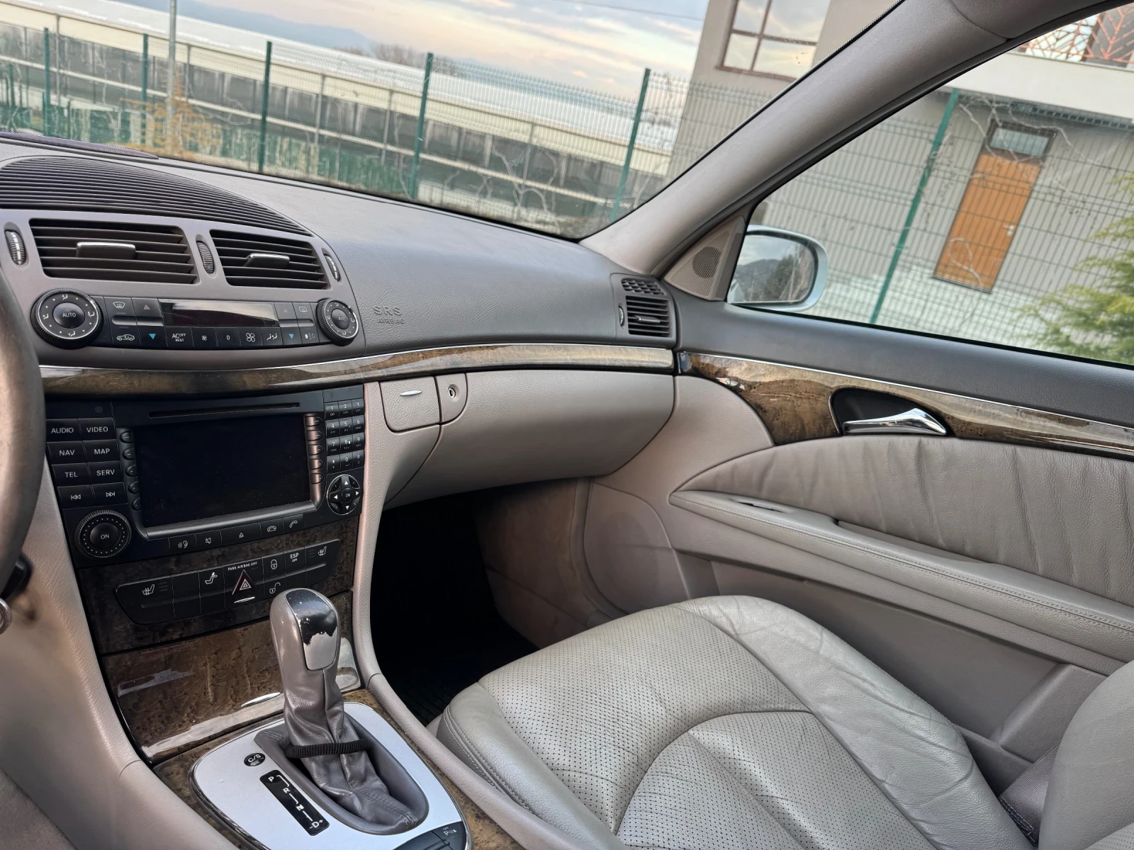 Mercedes-Benz E 320, снимка 10 - Автомобили и джипове - 53989548