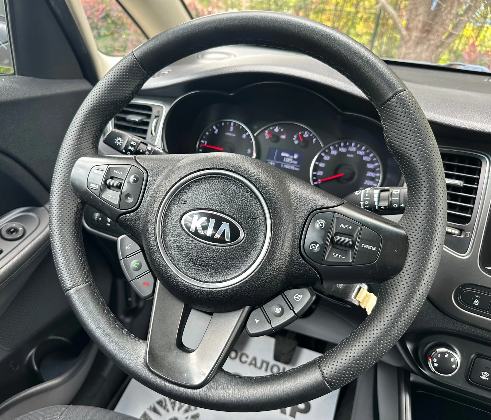 Kia Carens 1.7 D, снимка 9 - Автомобили и джипове - 54517950