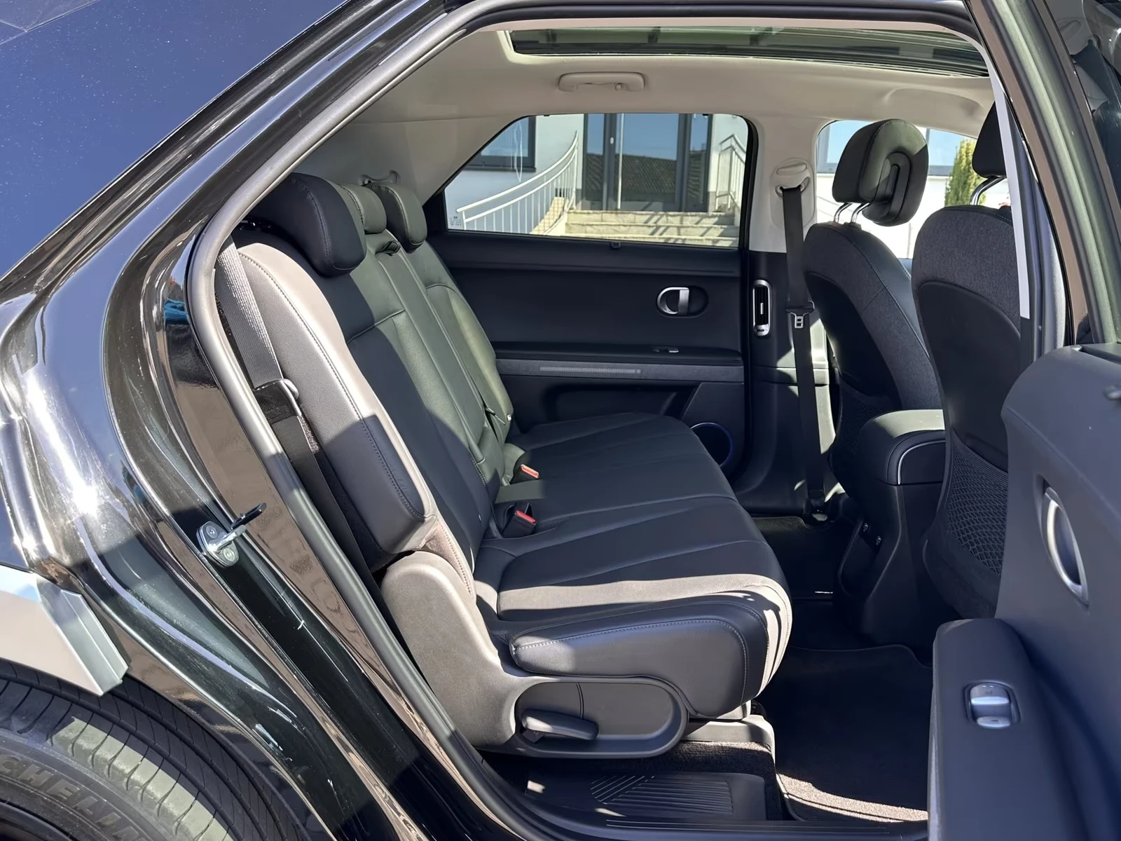 Hyundai Ioniq 5 72 kWh AWD Pixel Pano Bose HUD 360 Winter Pack + , снимка 11 - Автомобили и джипове - 54565351