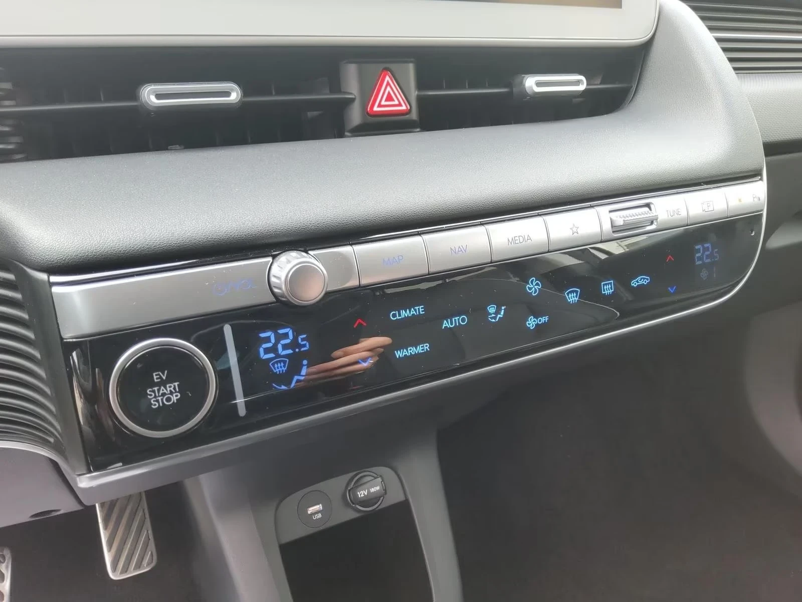 Hyundai Ioniq 5 72 kWh AWD Pixel Pano Bose HUD 360 Winter Pack + , снимка 11 - Автомобили и джипове - 54565351