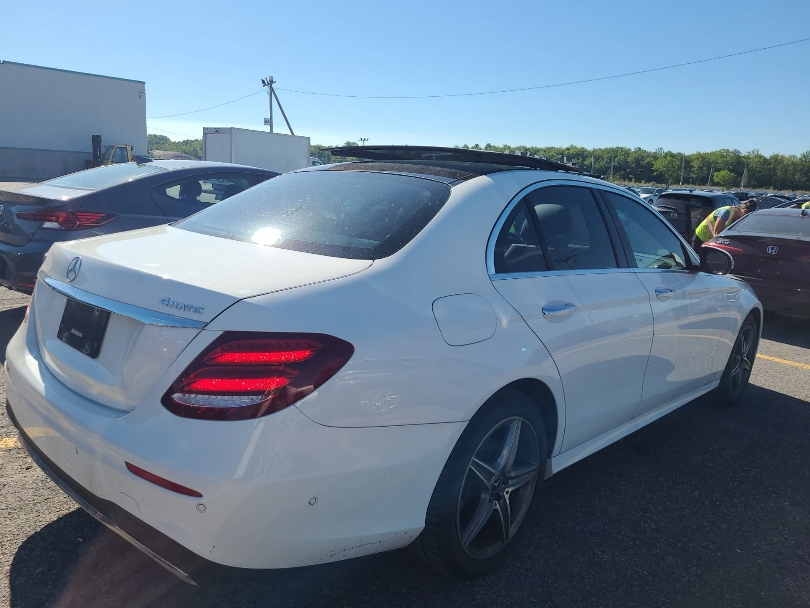 Mercedes-Benz E 300 4MATIC * AMG ПАКЕТ * BURMESTER * CARFAX , снимка 3 - Автомобили и джипове - 54840986