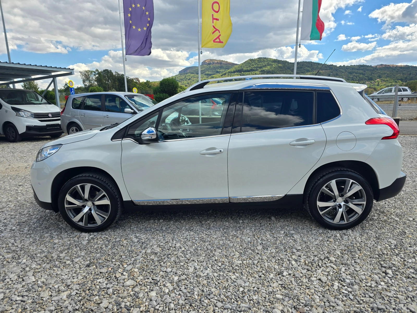 Peugeot 2008 1.6 БЕНЗИН РЕАЛНИ КИЛОМЕТРИ, снимка 2 - Автомобили и джипове - 56265889