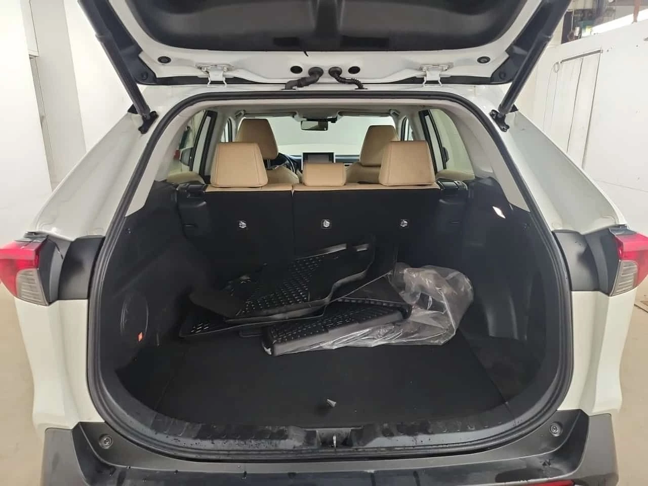 Toyota Rav4 HYBRID LIMITED/CARFAX/Кожа/Подгрев/Шибедах/2 Ключа, снимка 14 - Автомобили и джипове - 54120713