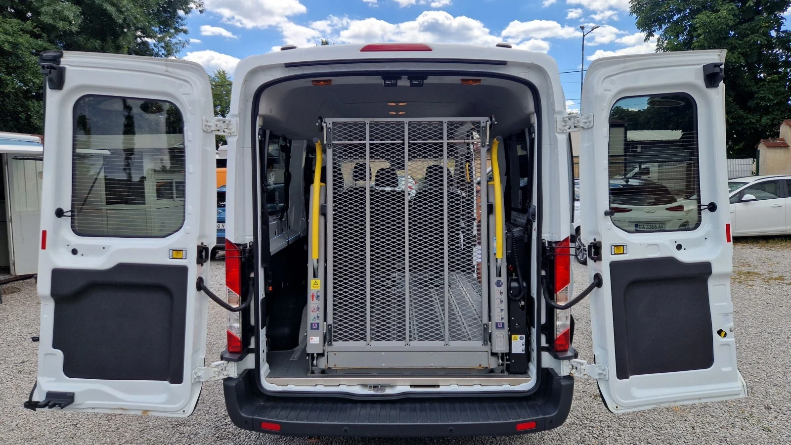 Ford Transit 2.0 D 131 кс.8+ 1 м+ РАМПА-ПЪЛНА СЕРВИЗНА ИСТОРИЯ , снимка 15 - Бусове и автобуси - 55281676