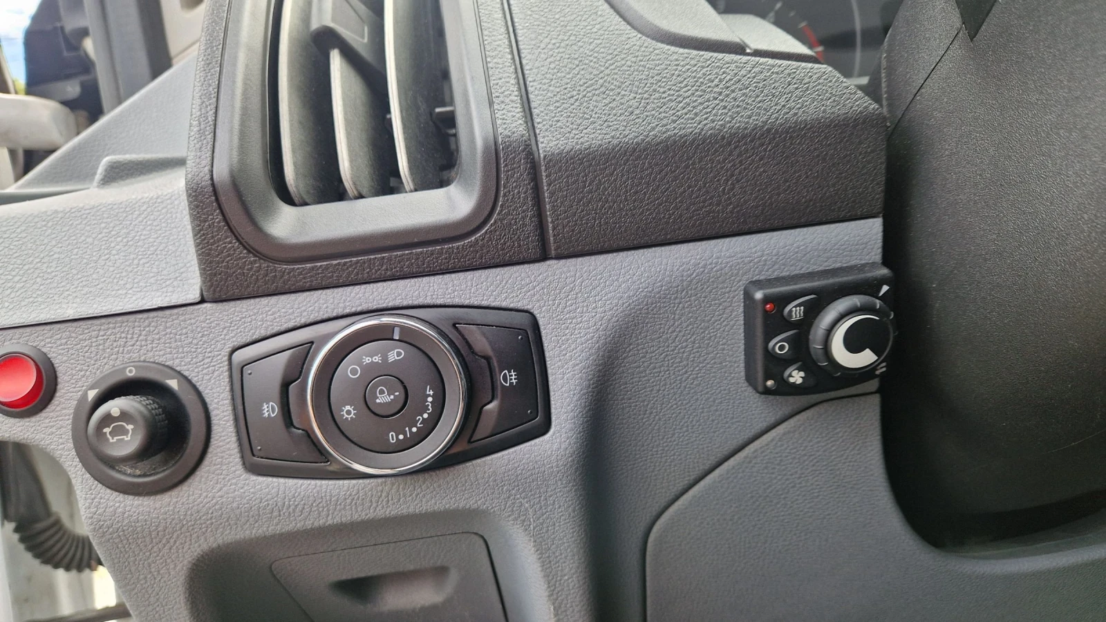 Ford Transit 2.0 D 131 кс.8+ 1 м+ РАМПА-ПЪЛНА СЕРВИЗНА ИСТОРИЯ , снимка 9 - Бусове и автобуси - 55281676
