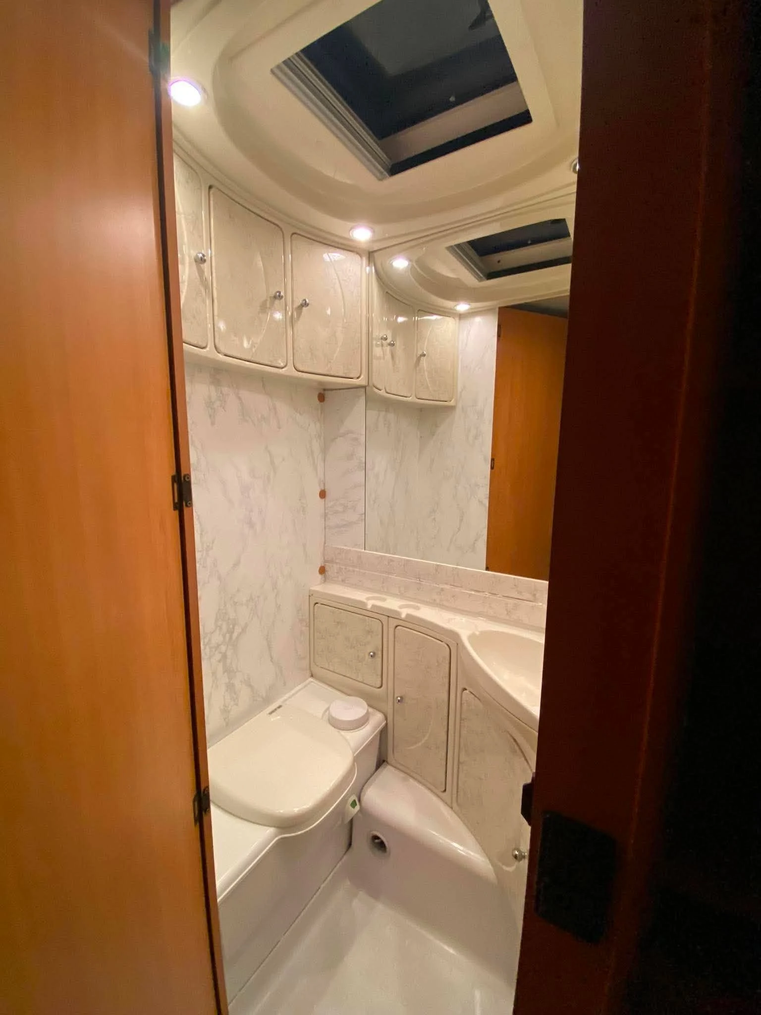 Каравана LMC Luxus 555 K1, снимка 7 - Каравани и кемпери - 55148179