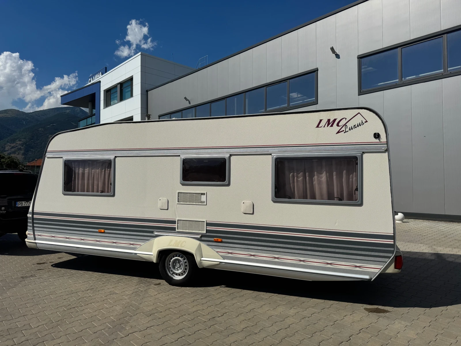 Каравана LMC Luxus 555, снимка 4 - Каравани и кемпери - 55148179