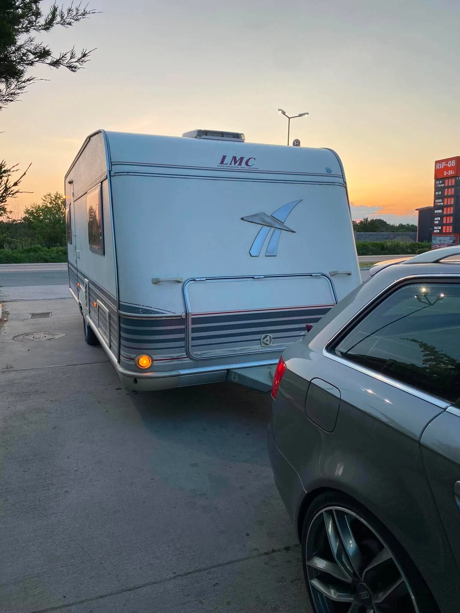Каравана LMC Luxus 555 K1, снимка 2 - Каравани и кемпери - 55148179