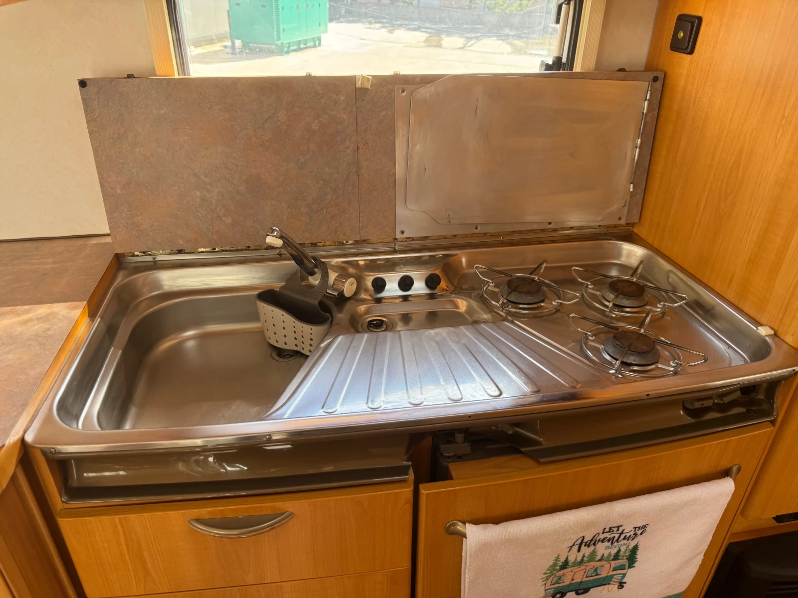 Каравана LMC Luxus 555, снимка 11 - Каравани и кемпери - 55148179