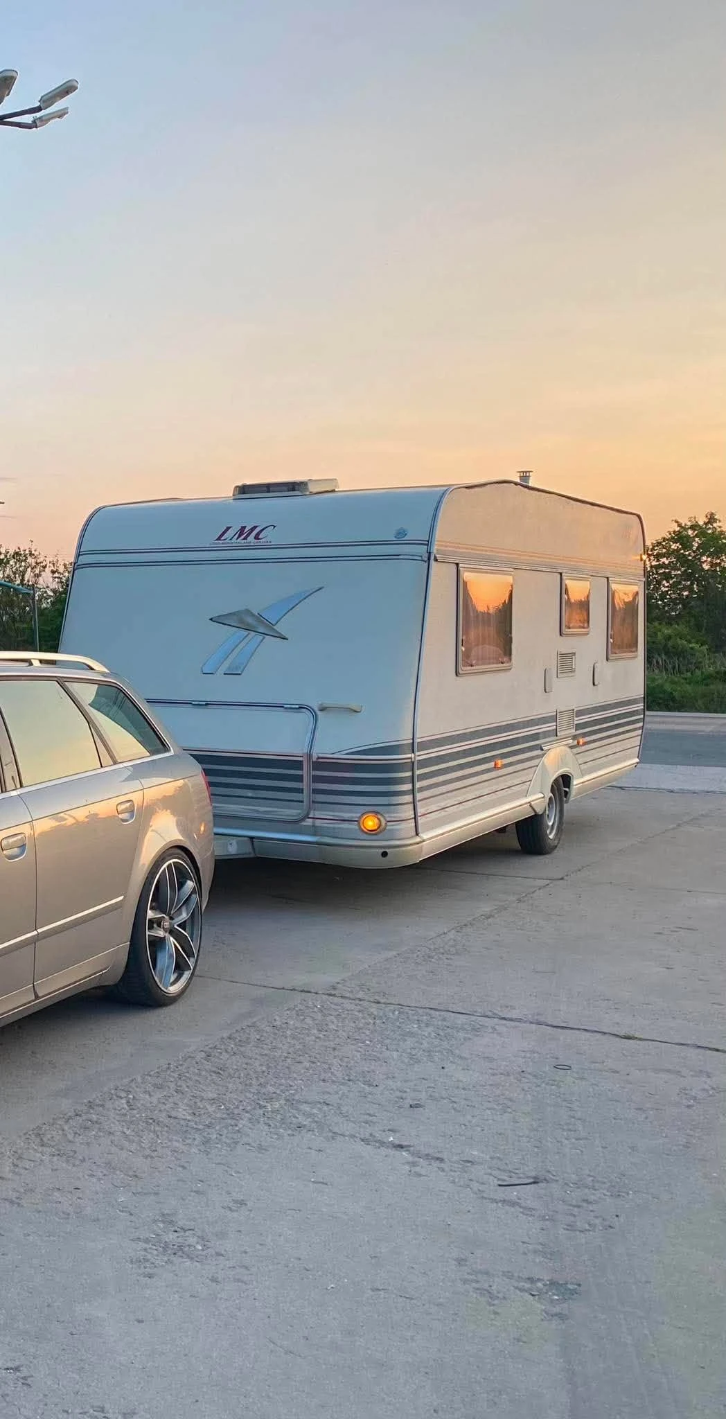 Каравана LMC Luxus 555 K1, снимка 3 - Каравани и кемпери - 55148179