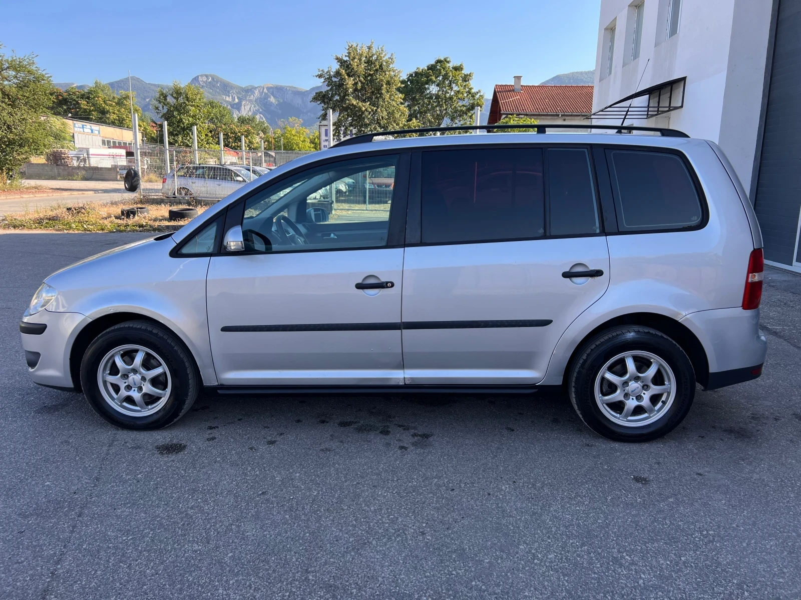 VW Touran 1.9TDI 105k.c * Facelift* , снимка 5 - Автомобили и джипове - 55629888