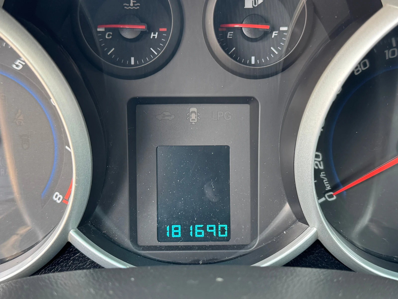Chevrolet Cruze 1.6i, снимка 9 - Автомобили и джипове - 55653287
