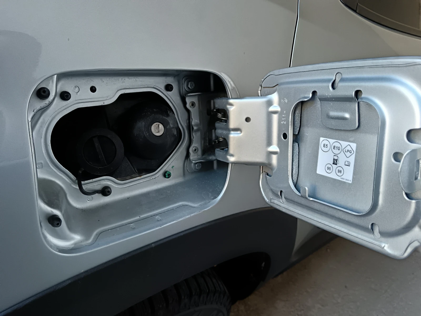 Dacia Duster 1.6 бензин газ 115hp, снимка 12 - Автомобили и джипове - 54131732