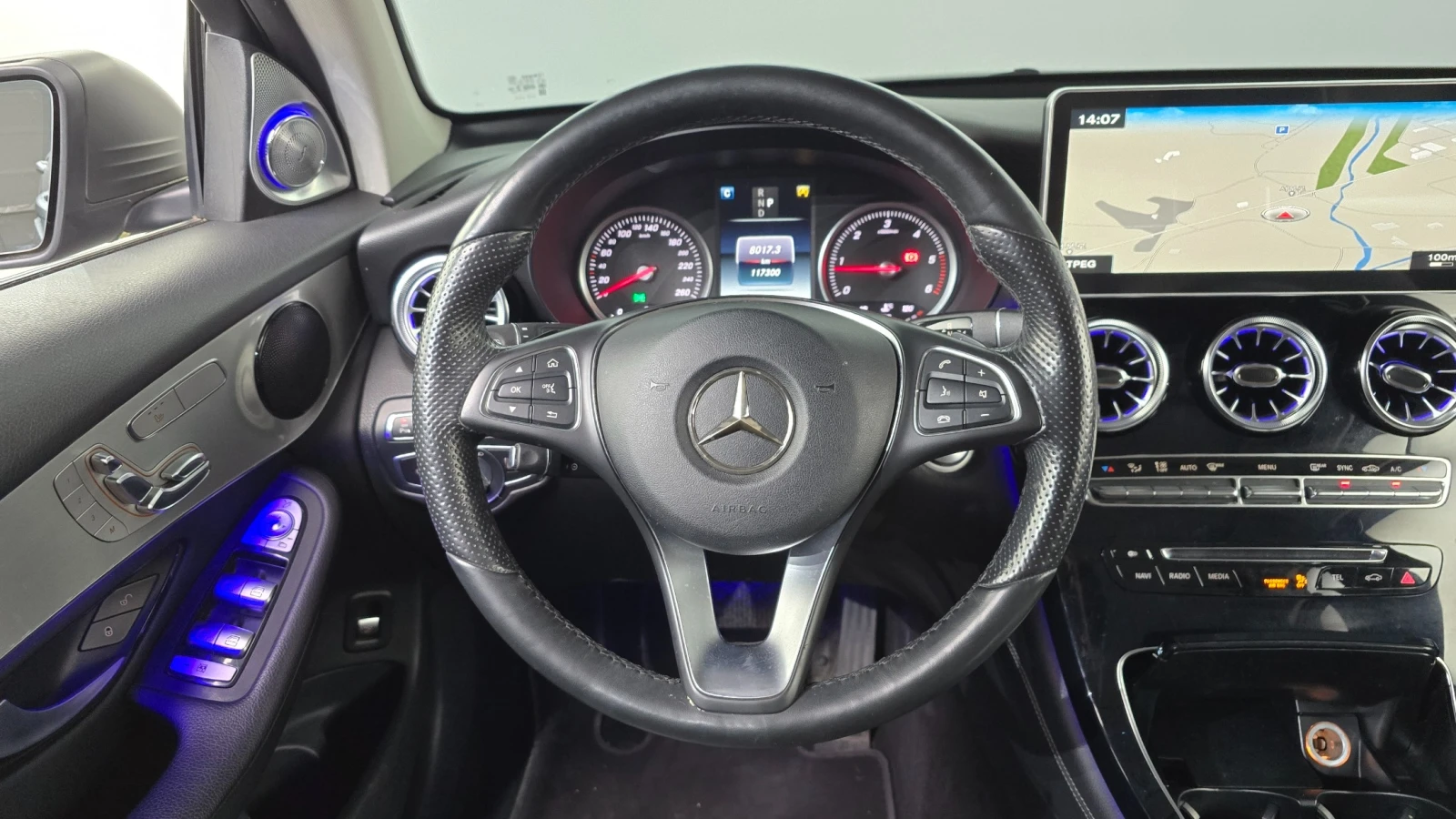 Mercedes-Benz GLC 220 4MATIC* ROOFRACK* AMG* PANO* MEMORY* 360, снимка 10 - Автомобили и джипове - 55656195