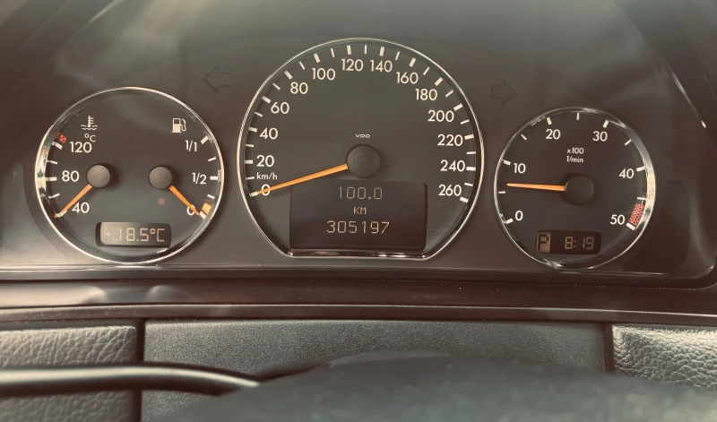 Mercedes-Benz E 270 2.7, снимка 10 - Автомобили и джипове - 53058319