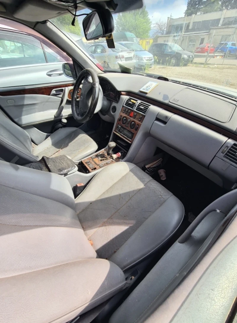 Mercedes-Benz E 220 Липсва свидетелство за рег, снимка 4 - Автомобили и джипове - 53343477