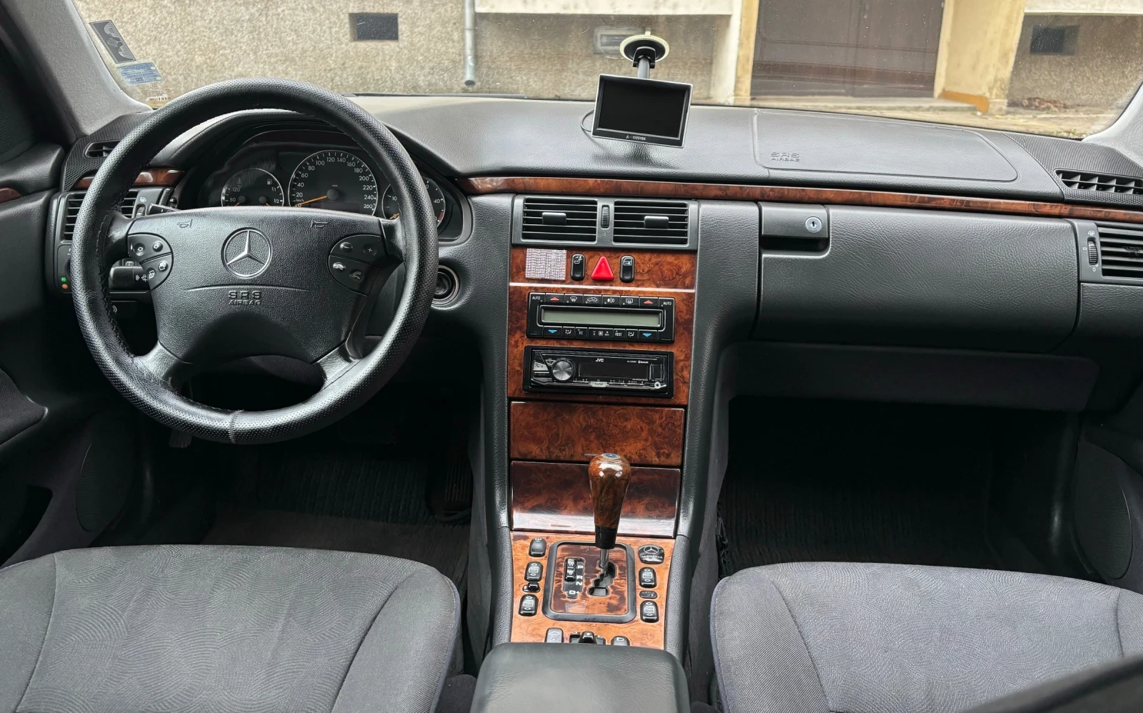Mercedes-Benz E 270 2.7 - изображение 9