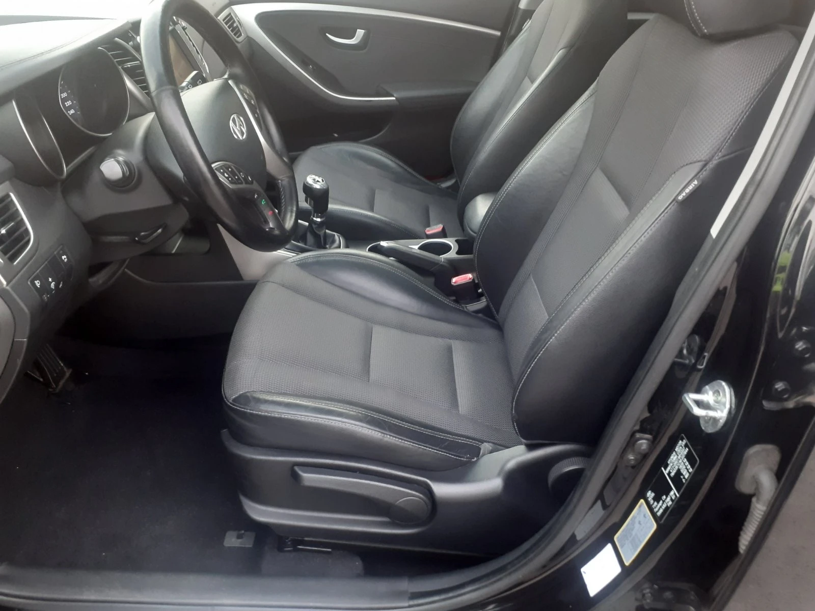 Hyundai I30 1.6 I NAVI PANORAMA  KAMERA PREMIUM - изображение 9