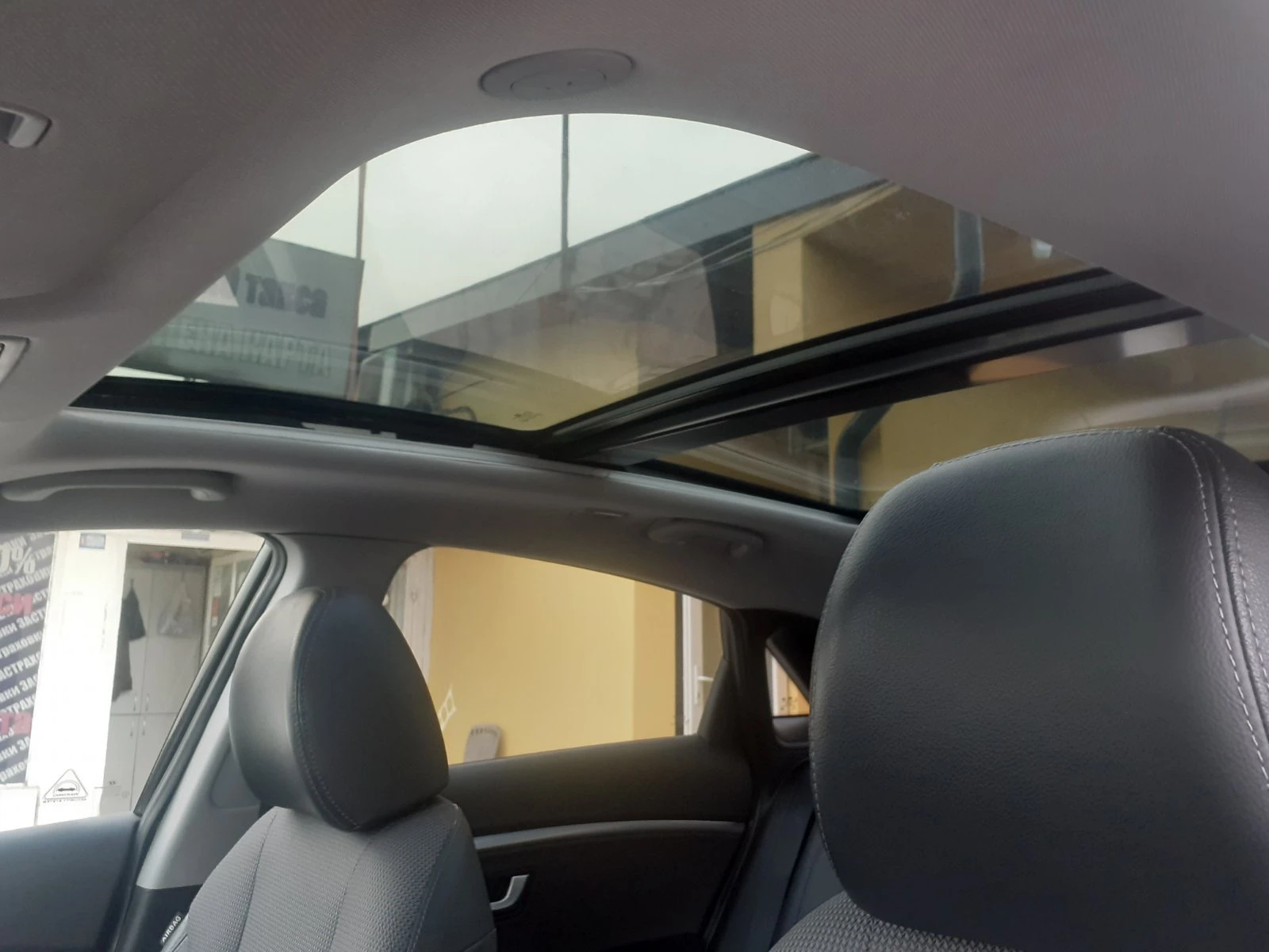 Hyundai I30 1.6 I NAVI PANORAMA  KAMERA PREMIUM - изображение 10