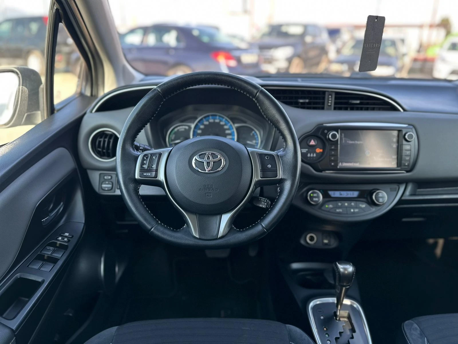 Toyota Yaris / HYBRID / LED / PANO / TOP / , снимка 15 - Автомобили и джипове - 53907862