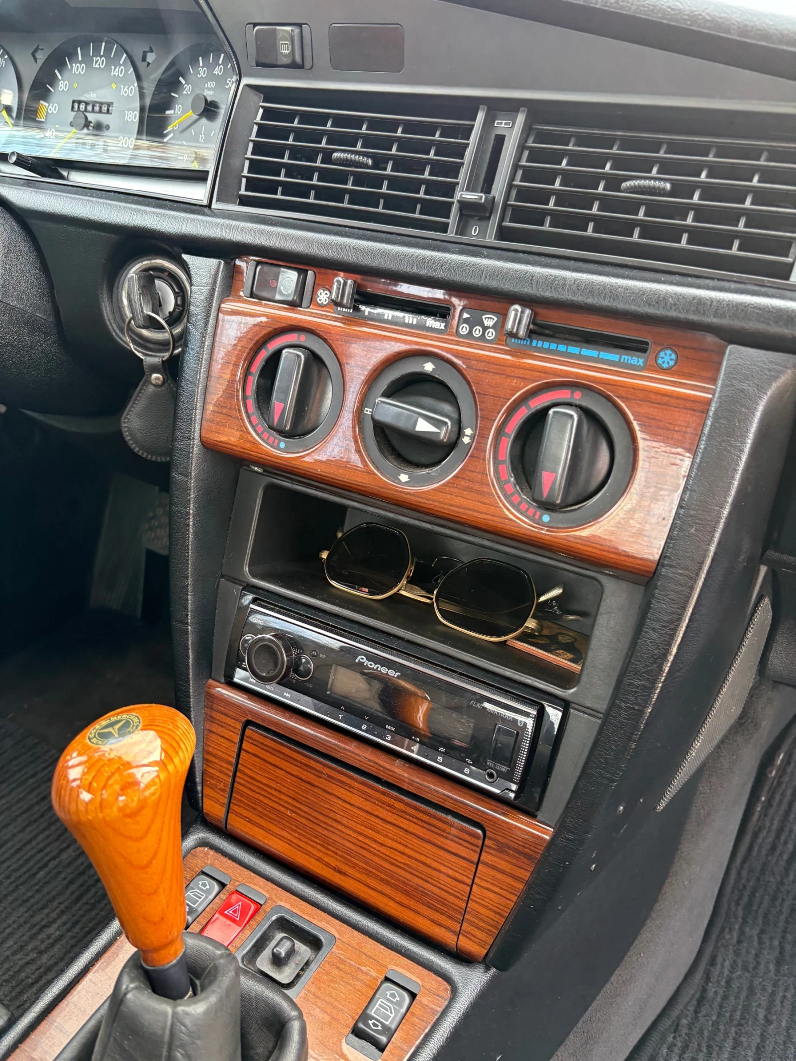 Mercedes-Benz 190 2.0E, КЛИМАТИК, снимка 6 - Автомобили и джипове - 54175924