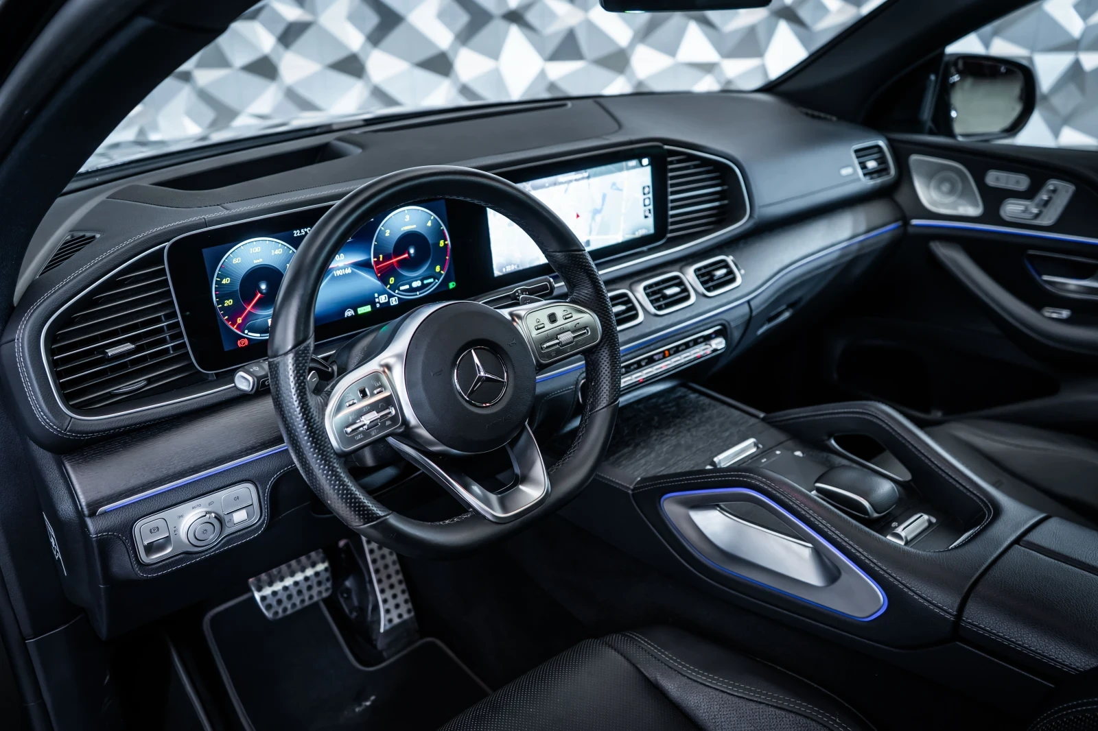 Mercedes-Benz GLE 300 4M* AMG* Burmester* Pano* Обдух* ЛИЗИНГ, снимка 10 - Автомобили и джипове - 55396205