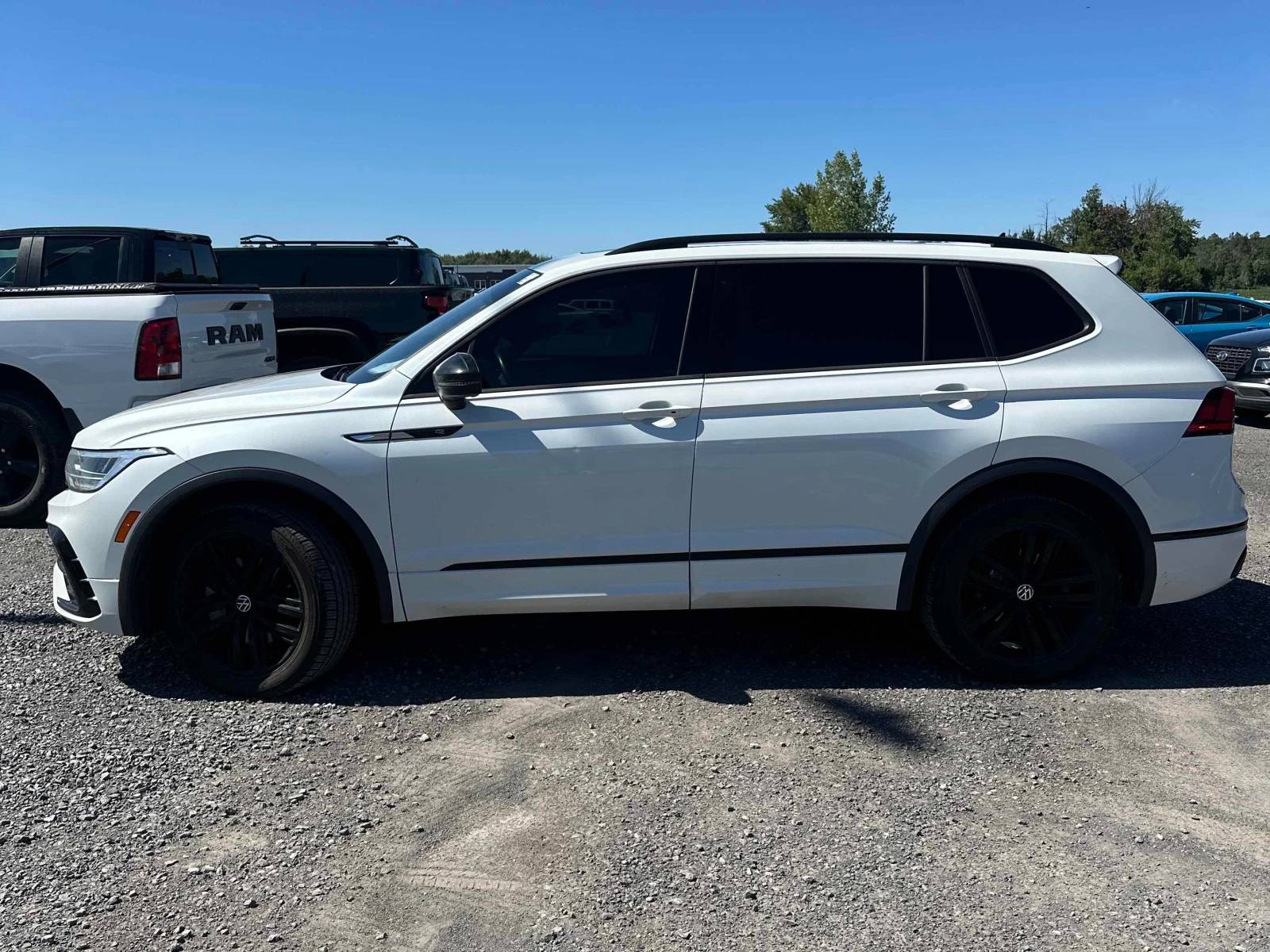 VW Tiguan Comfortline R Line Black Edition / CARFAX , снимка 2 - Автомобили и джипове - 55914574