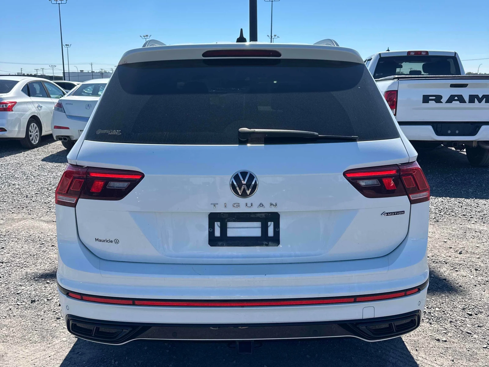 VW Tiguan Comfortline R Line Black Edition / CARFAX , снимка 4 - Автомобили и джипове - 55914574