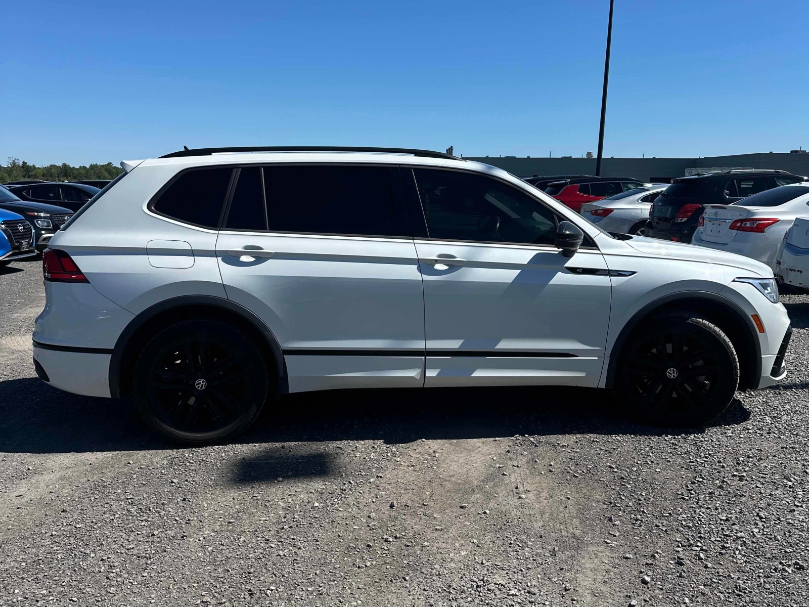 VW Tiguan Comfortline R Line Black Edition / CARFAX , снимка 3 - Автомобили и джипове - 55914574