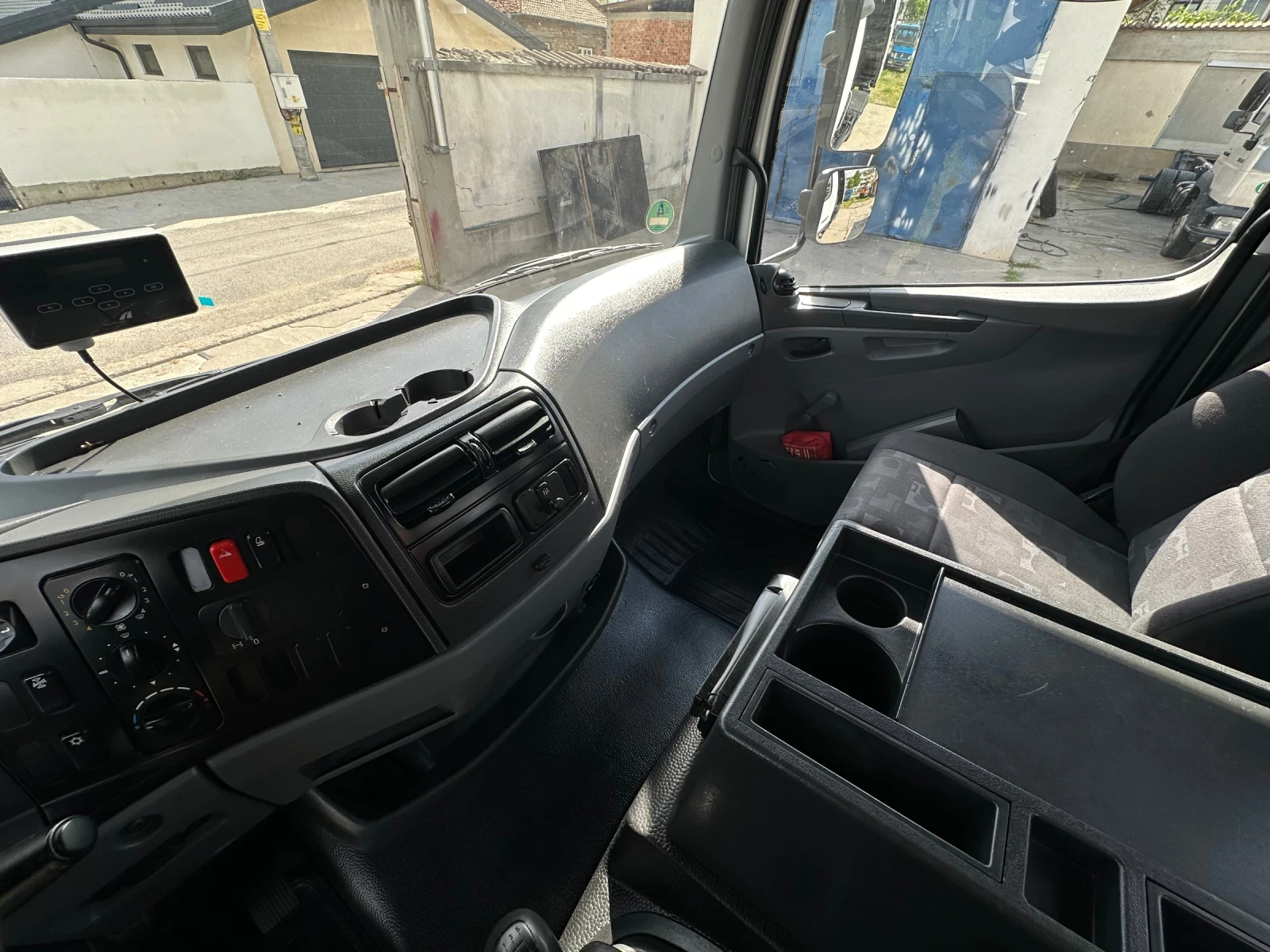 Mercedes-Benz Atego 815* Palfinger7001+ радио* Климатик* ТОП, снимка 12 - Камиони - 54359946