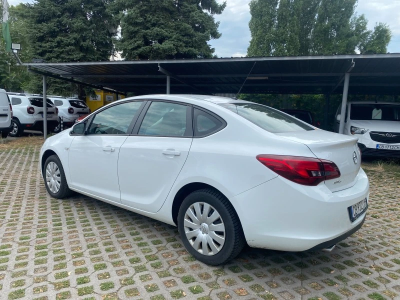 Opel Astra 1.4T Sedan, снимка 6 - Автомобили и джипове - 46685045