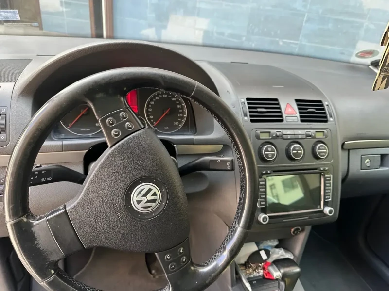 VW Touran, снимка 5 - Автомобили и джипове - 47414320