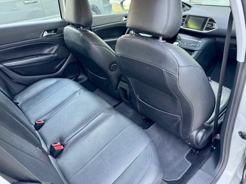 Peugeot 308 1.6 BlueHDI КАТО НОВА | БЯЛА ПЕРЛА | КОЖЕН САЛОН, снимка 12 - Автомобили и джипове - 51956647