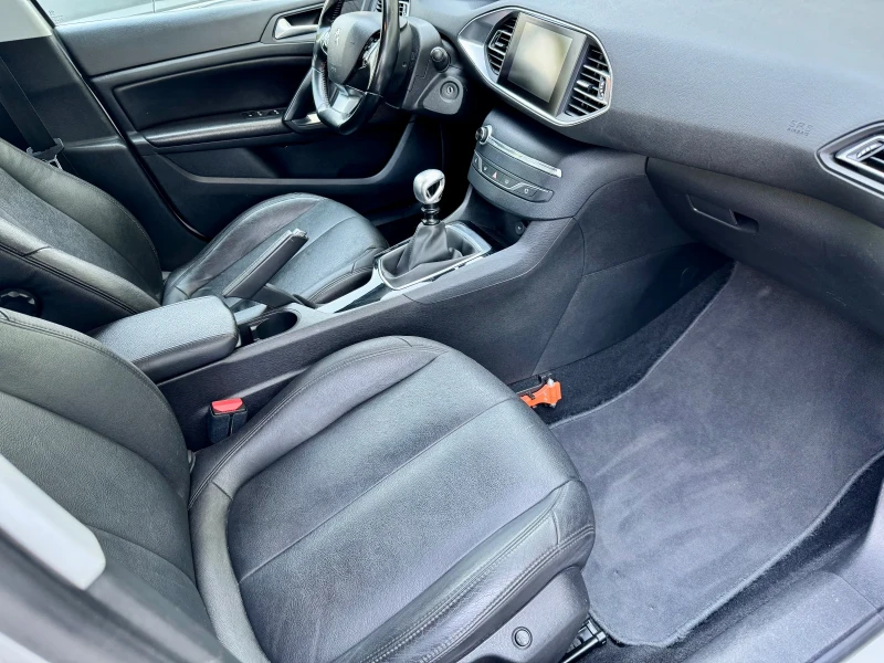 Peugeot 308 1.6 BlueHDI КАТО НОВА | БЯЛА ПЕРЛА | КОЖЕН САЛОН, снимка 10 - Автомобили и джипове - 51956647