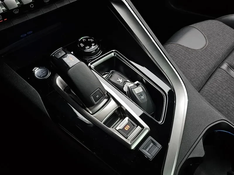 Peugeot 3008 1.5 BlueHDI GT - САМО 30% АВАНС, снимка 9 - Автомобили и джипове - 55987592