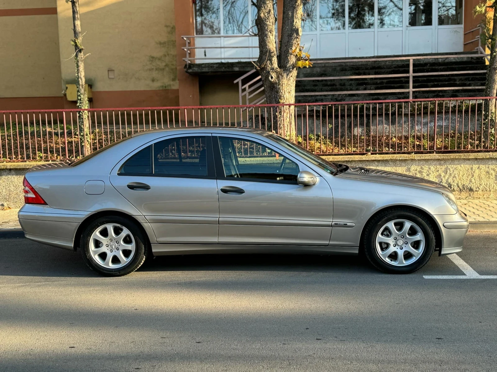 Mercedes-Benz C 200  - изображение 4