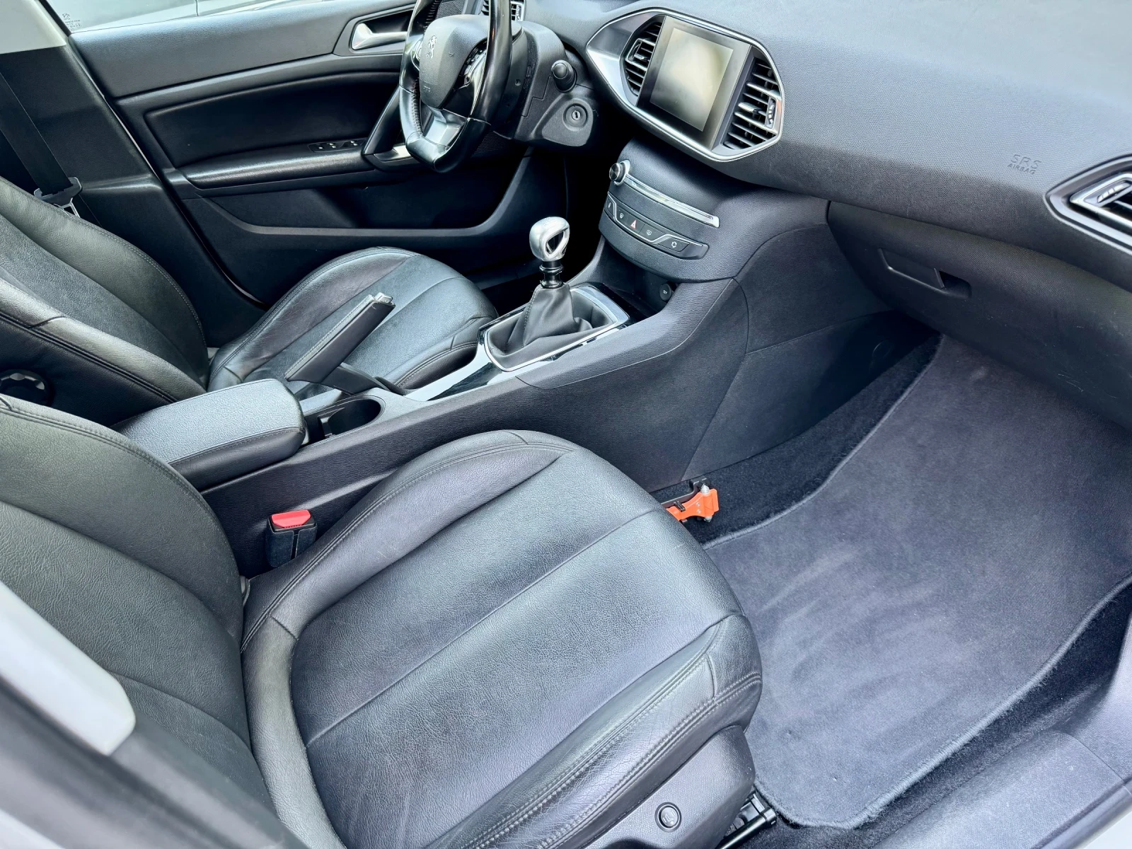 Peugeot 308 1.6 BlueHDI  БЯЛА ПЕРЛА | КОЖЕН САЛОН | НАВИГАЦИЯ  - изображение 10